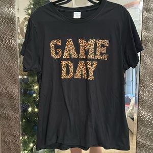 Cheetah GAMEDAY T-shirt! Size XL but fits more like a L 🖤